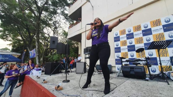 Karlibeth Ortega interpretó un repertorio de canciones modernas.