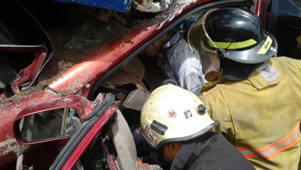 Muere doctor tras estrellarse contra una volqueta en Tegucigalpa