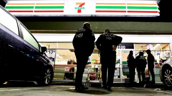 Detienen a 21 indocumentados en redadas en tiendas 7-Eleven