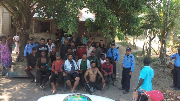 Un grupo de 19 balseros cubanos llega al Caribe de Honduras