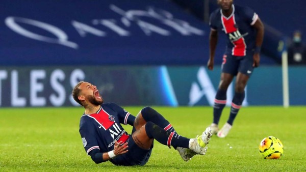 VIDEO: Neymar sufre una dura falta, se lesiona y se va llorando en camilla