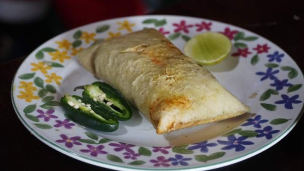 En el centro de la hoja ponga una cucharada grande de masa, del tamaño que usted quiere el tamal. Haga un hueco, ponga el recado, un trozo de cerdo, pasas, aceitunas, arroz y papa. Luego envuelva los tamales. Para pedidos llamar a Tamales y Montucas La Quinta 2557-9973 / 3348-5058.