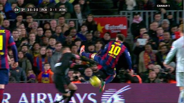 Patada de karate de Messi contra portero del Atlético