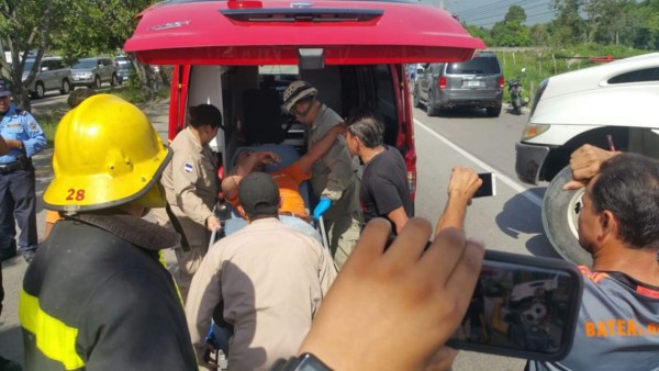 Bomberos rescatan a hombre que estaba a punto de caer en cables de alta tensión