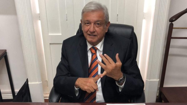 AMLO defiende polémica consulta sobre aeropuerto de México