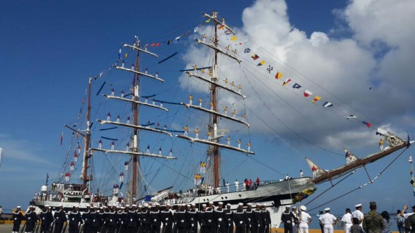 Llega buque Simón Bolívar de Venezuela a Puerto Cortés  