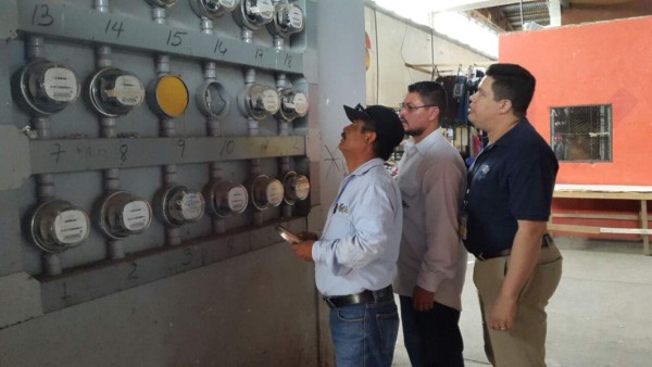 Inspeccionan locales ubicados en el interior de mercados de La Ceiba