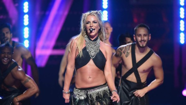 ¡Susto! A Britney Spears se le cae la falda en pleno concierto