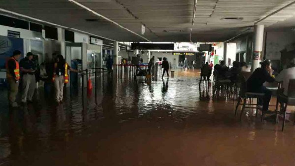 Lluvias dejan un muerto y destrucción en Roatán