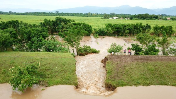 Dos rupturas en el Canal Maya inundan a La Lima