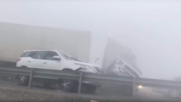 Video capta el choque de 44 coches en Emiratos Árabes Unidos