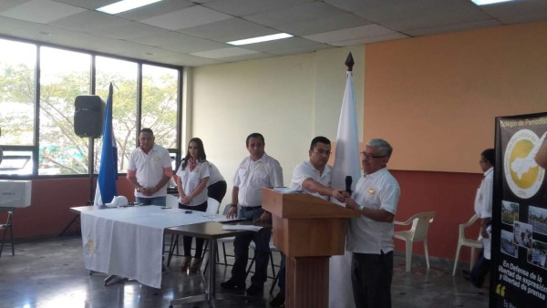 Periodistas juramentan a su nueva junta directiva