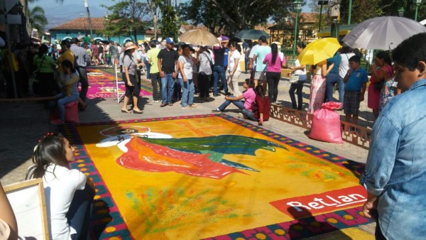 Comayagua cautiva a los turistas con sus coloridas alfombras