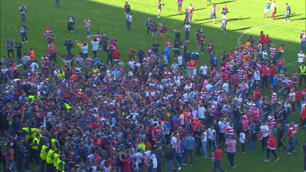 Barcelona no pudo celebrar el título por invasión de campo