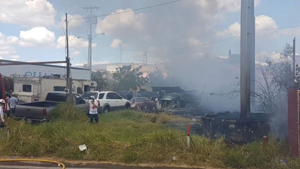 Bomberos combaten incendio en Bulevar Fuerzas Armadas