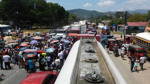 Desalojan con bombas lacrimógenas a manifestantes de El Negrito, Yoro