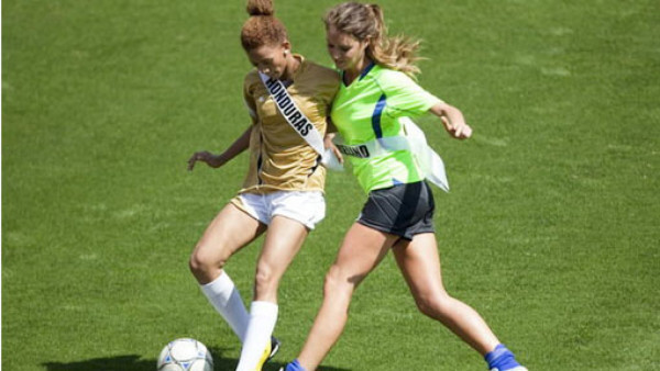 Miss Honduras juega fútbol en Brasil