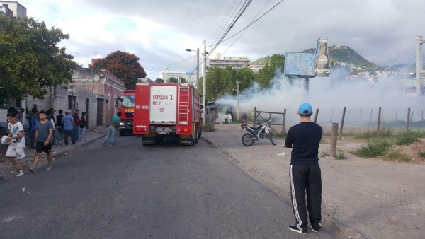 Bomberos intentan controlar incendio en mercados de Comayagüela