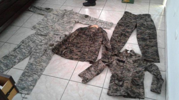Indumentaria militar hallada en una lujosa vivienda en la 21 avenida y 14 calle de la colonia Las Mesetas de San Pedro Sula, en el marco de la 'Operación Trueno'.