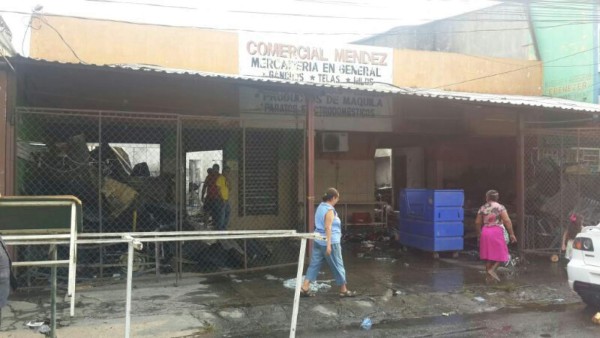 Incendio consume negocio de ropa en San Pedro Sula