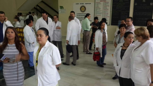 Médicos interinos exigen pago de salarios atrasados