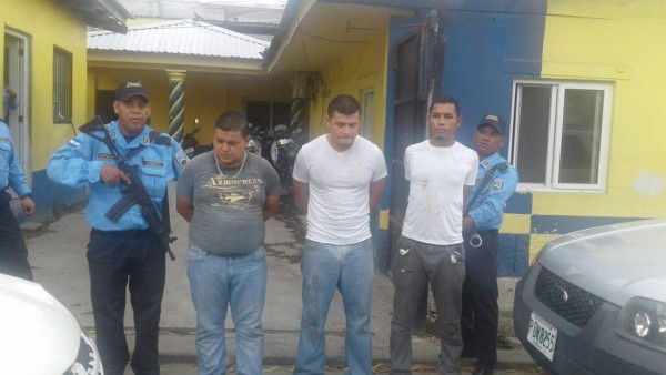 Los capturan cuando asaltaban a empresario que salía de banco