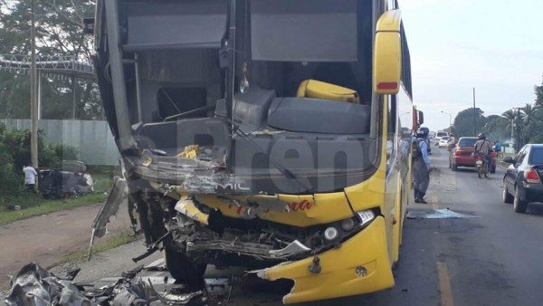 Cinco muertos deja accidente entre un bus y turismo en El Progreso