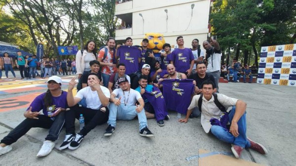 El grupo de break dance deleitó con sus pasos urbanos y con su pasión por el baile moderno.
