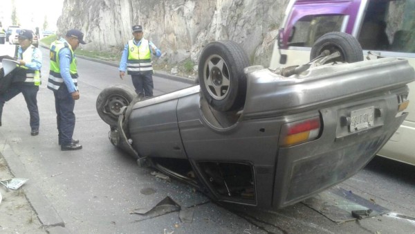 Joven se salva de morir tras darse vuelta en carro en Tegucigalpa