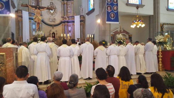 Miles de católicos renuevan su fe en Jesucristo en misa crismal