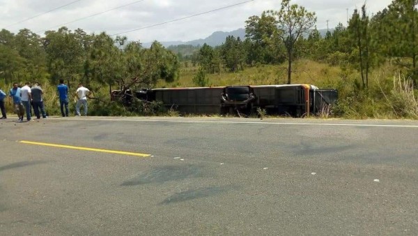 Siete heridos deja volcamiento de un bus en Ocotepeque