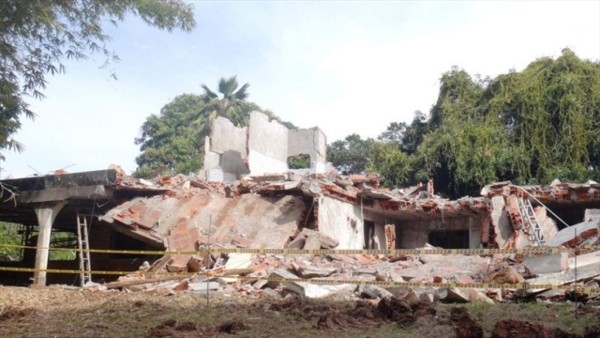 Derriban casa de Pablo Escobar en Colombia para evitar tragedia