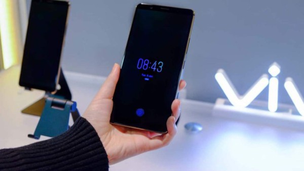 El primer celular con lector de huellas en la pantalla ya tiene nombre