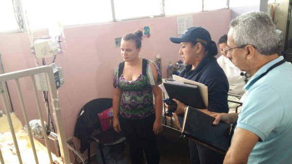 Agentes de la Atic intervienen salas del Seguro Social de San Pedro Sula.
