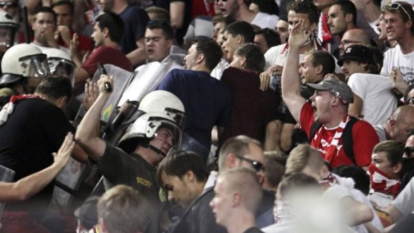 Brutal pelea entre la policía griega y los hinchas del Bayern Munich