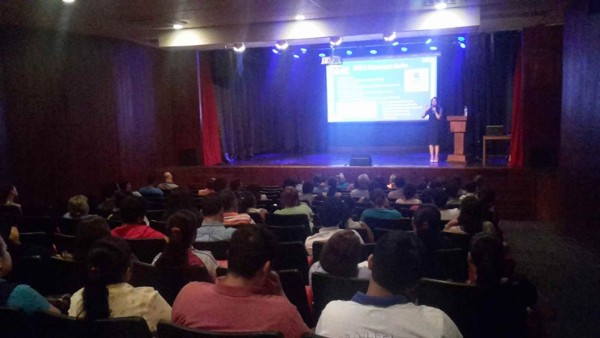 Explican a hondureños procedimiento para estudiar en EUA