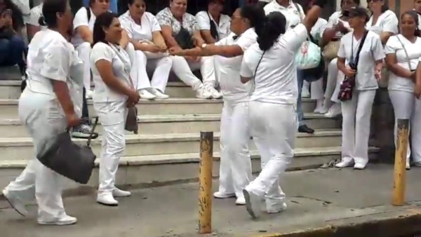 Enfermera hondureña se olvida de las protestas bailando 'Sopa de caracol'