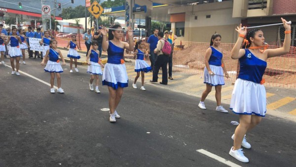 Alumnos de primaria y media también mostraron su fervor patriótico