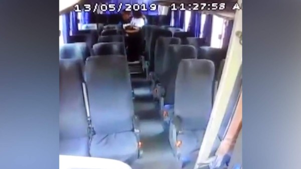 Policía uniformado es captado mientras besaba a jovencita dentro de un bus