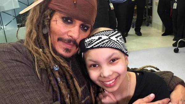 'Jack Sparrow' visita a niños con cáncer