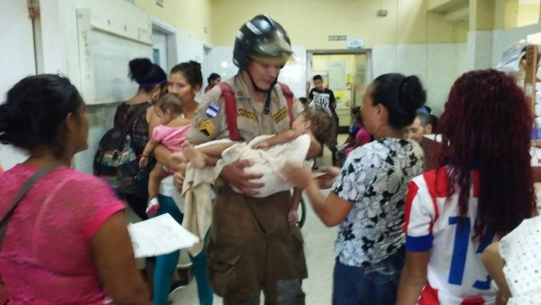 Bomberos rescatan a bebé que se estaba ahogando dentro pila