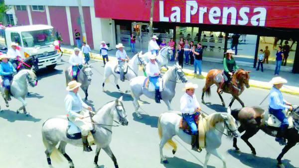 400 ejemplares conforman el desfile hípico del Agas hoy