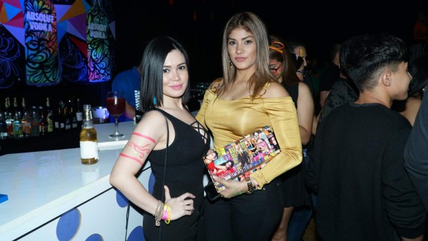 Fiesta electrónica llena de color neón