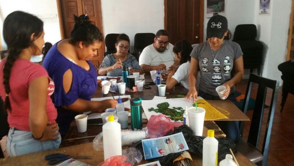 Hondureños plasman su fe con alfombras de aserrín en Semana Santa
