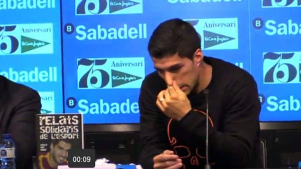 VIDEO: Niña con enfermedad metabólica conmueve hasta las lágrimas a Luis Suárez