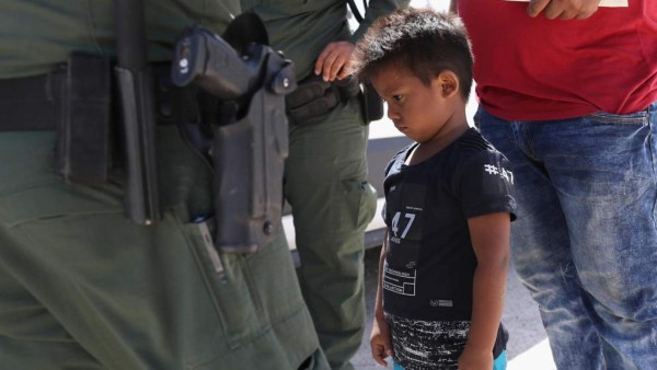 'Severas' medidas en la frontera EEUU-México violan derechos de los niños, según una ONG
