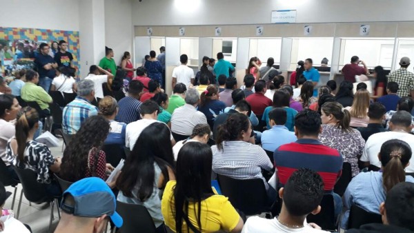 Más de 600 personas llegaron hoy a Migración en San Pedro Sula