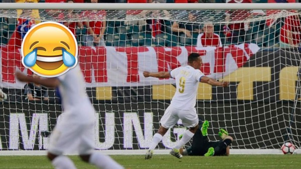 Hasta una pizzería se ríe del error de Claudio Bravo ante Panamá