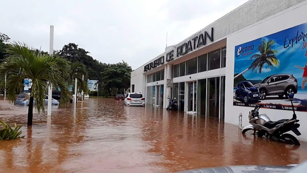 Lluvias dejan un muerto y destrucción en Roatán