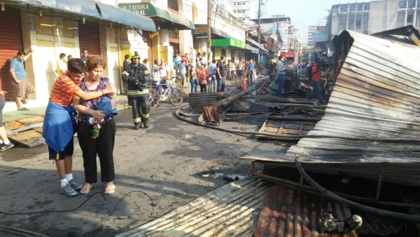 Incendio consume 80 puestos del mercado central de San Pedro Sula